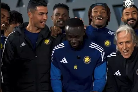  تورتة واحتفال رونالدو.. النصر يستقبل ساديو ماني بعد تتويجه بكأس أفريقيا (صور)